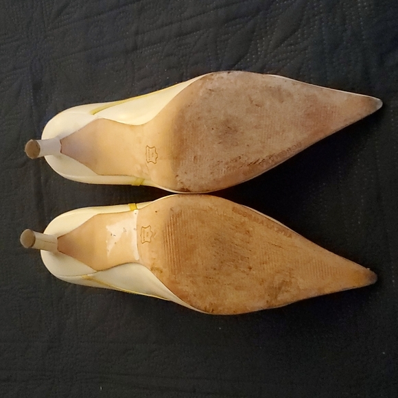 Vintage BCBGMaxAzria cream and yellow pointy toe pump - Picture 7 of 7